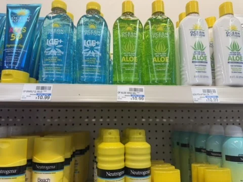 ロングス・ドラッグス ワイキキ店の日焼け止めとアロエジェル売場