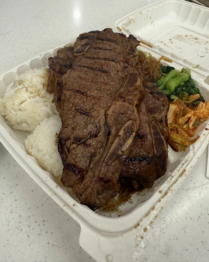 ヤミー・コリアンBBQの骨付きカルビとご飯と付け合わせが入ったプレート