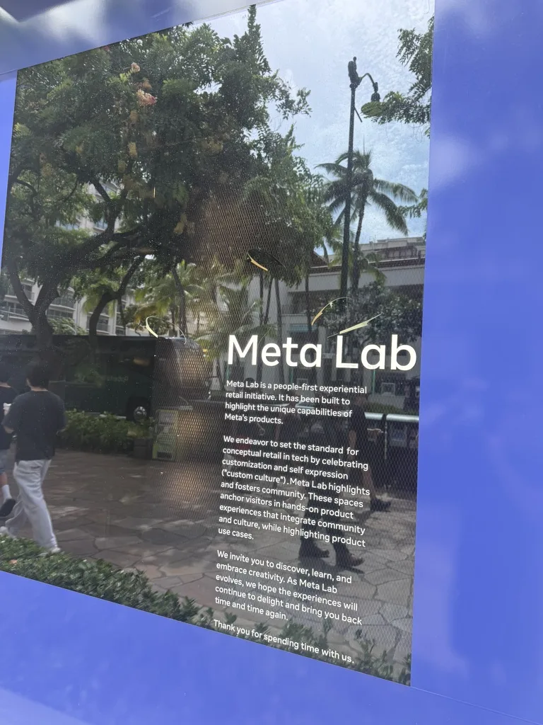 Meta Labのコンセプトを英語で紹介する青い店頭ウインドウ