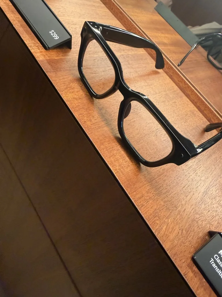Meta Labで299ドルの表示とともに展示された黒いMeta Glasses
