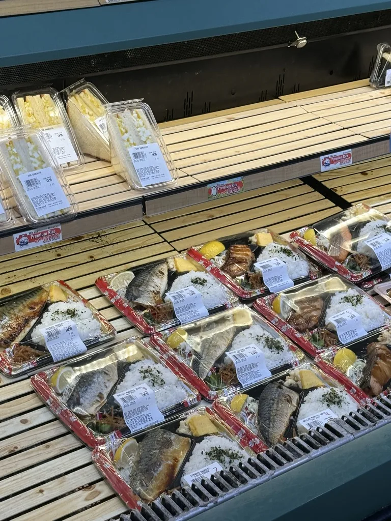Mitsuwa Marketplaceワイキキ店に並ぶ魚の弁当と卵サンド