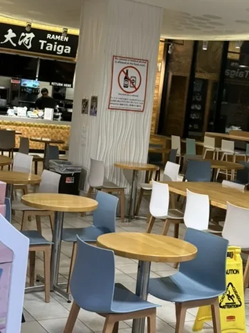 Mitsuwa Marketplaceワイキキ店付近のラーメン店とテーブル席