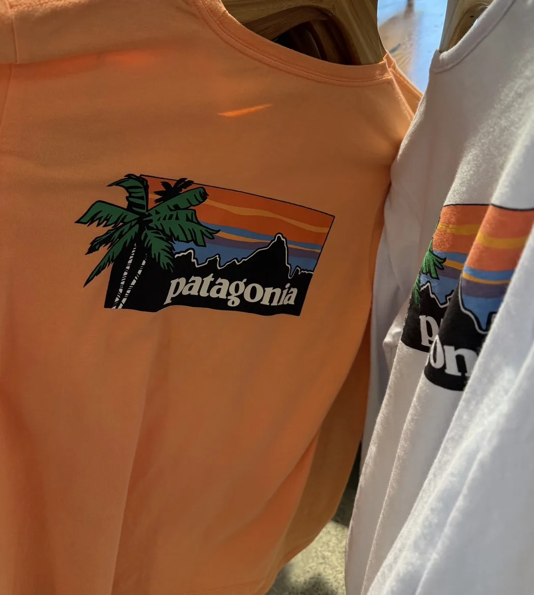 パタゴニア・ハレイワ店内に並ぶハワイの風景を描いたロゴTシャツ