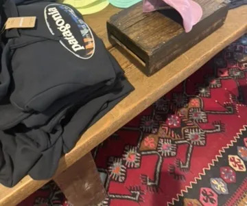 パタゴニア・ハレイワ店内のテーブルに並ぶキャップ、帽子、スウェットなどのアイテム