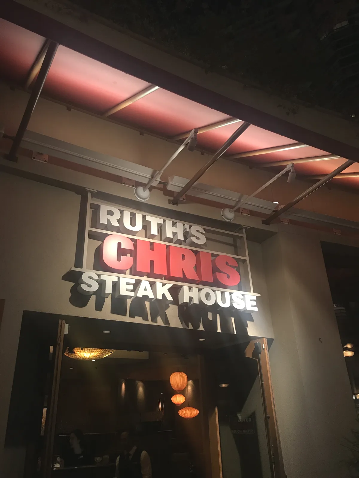 ルースズ・クリス・ステーキハウスの入口
