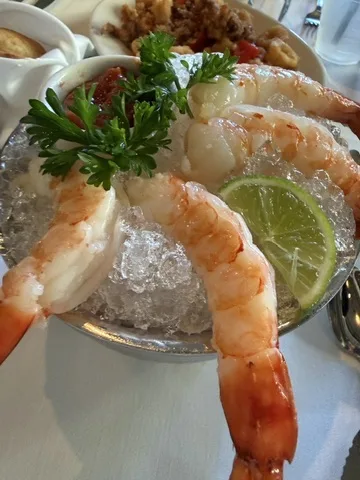 ルースズ・クリス・ワイキキ店の氷に盛られたシュリンプカクテル