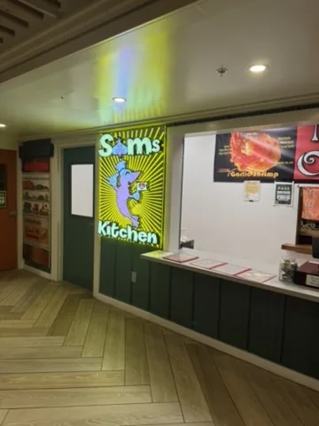 ワイキキ・ショッピング・プラザのサムズ・キッチン店舗正面
