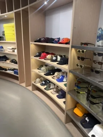 ステューシー ホノルル店内に並ぶキャップとサングラス