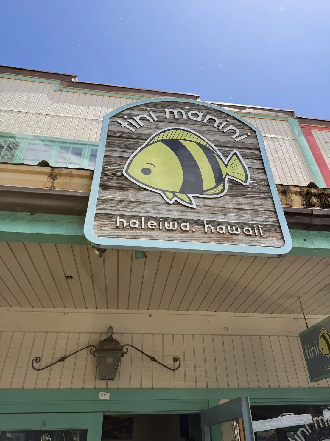ノースショアのティニ・マニニ店舗前に掲げられた魚のロゴサイン