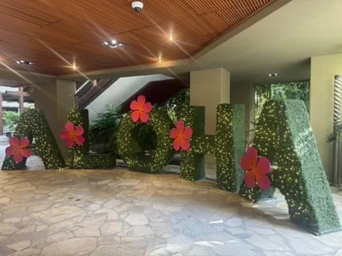 花とライトで彩られたロイヤル・ハワイアン・センター館内のALOHA装飾