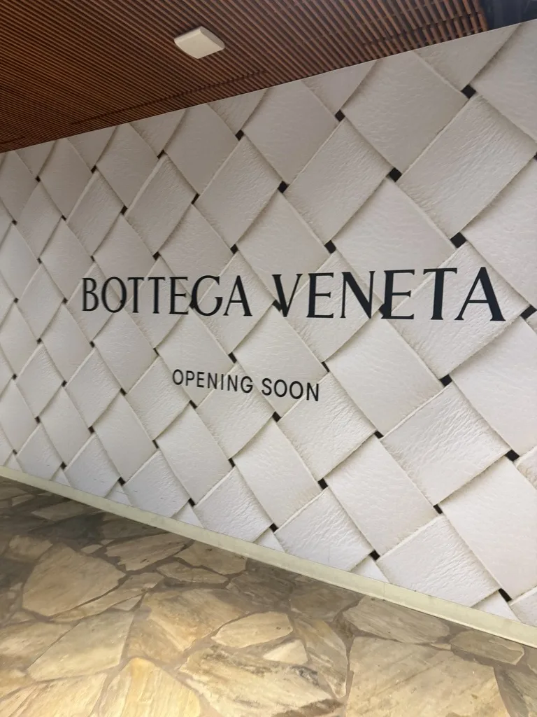 Bottega VenetaのロゴとOPENING SOONの文字がある工事壁
