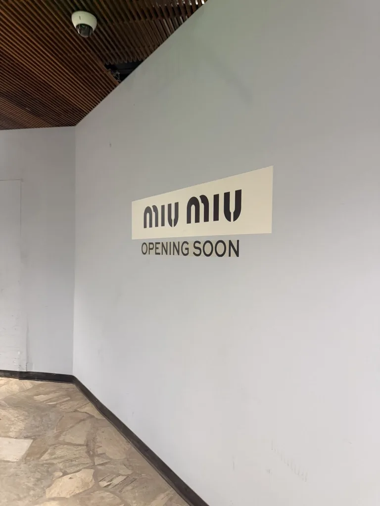 Miu MiuのロゴとOPENING SOONの文字がある工事壁